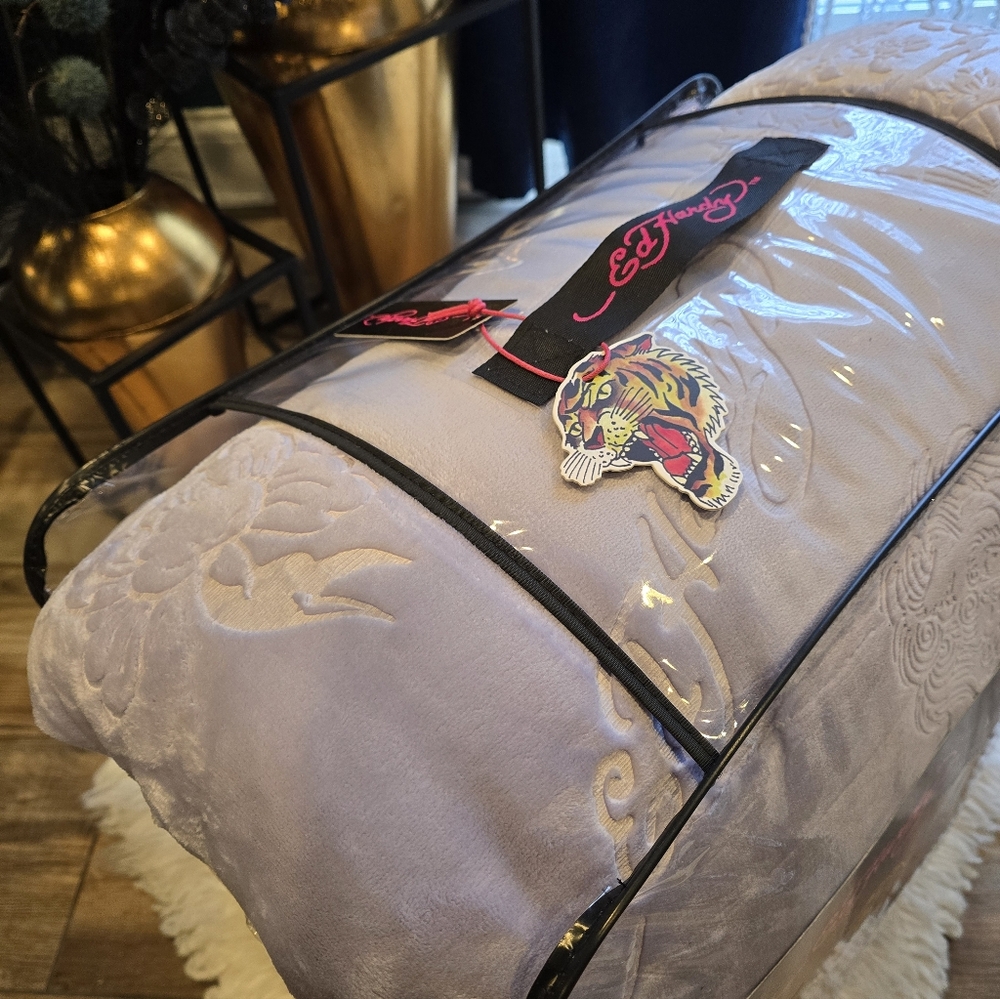 Ed Hardy 4 piece full/queen Lilac luxurious plush comforter set new - Picture 6 of 9